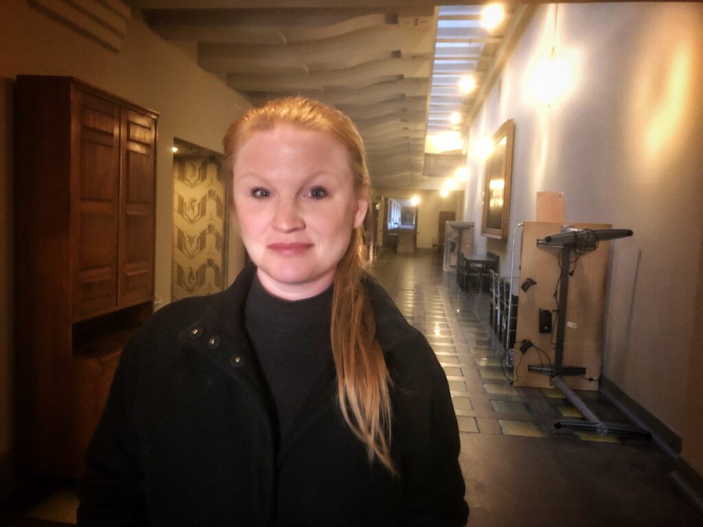 Foto på Clara Lindblom i Stadshuset i Stockholm.