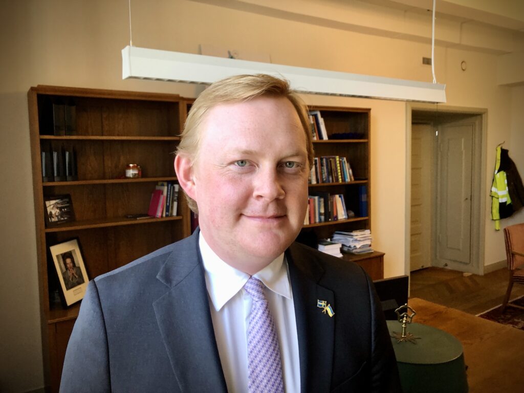 Foto på Dennis Wedin i stadshuset i Stockholm.