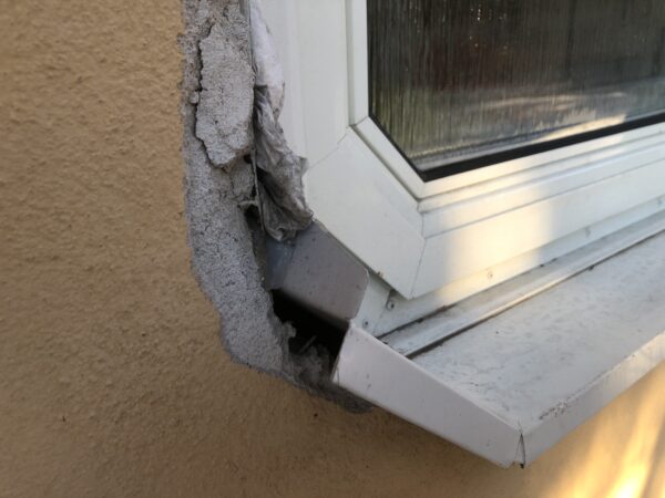Bild på otidstypiskt fönster. Monteringen orsakade stora sprickor.
