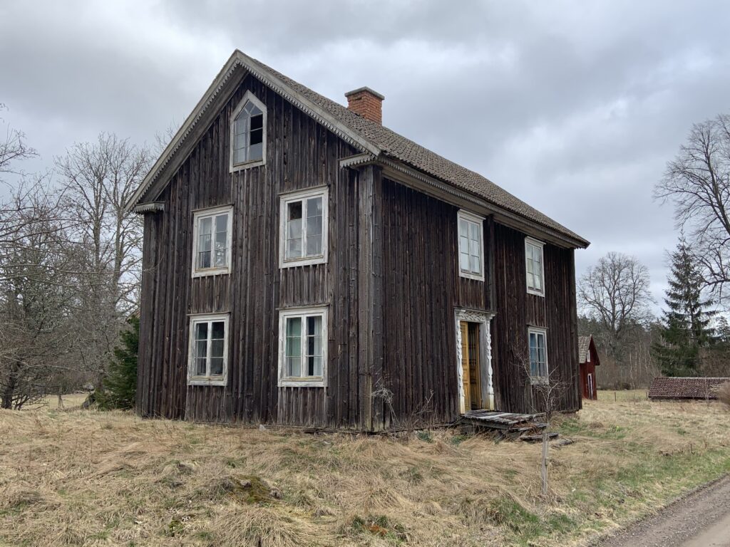 Gammalt ödehus. Molnig bakgrund.