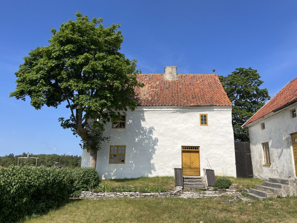 Äldre och vitkalkad gård på Gotland